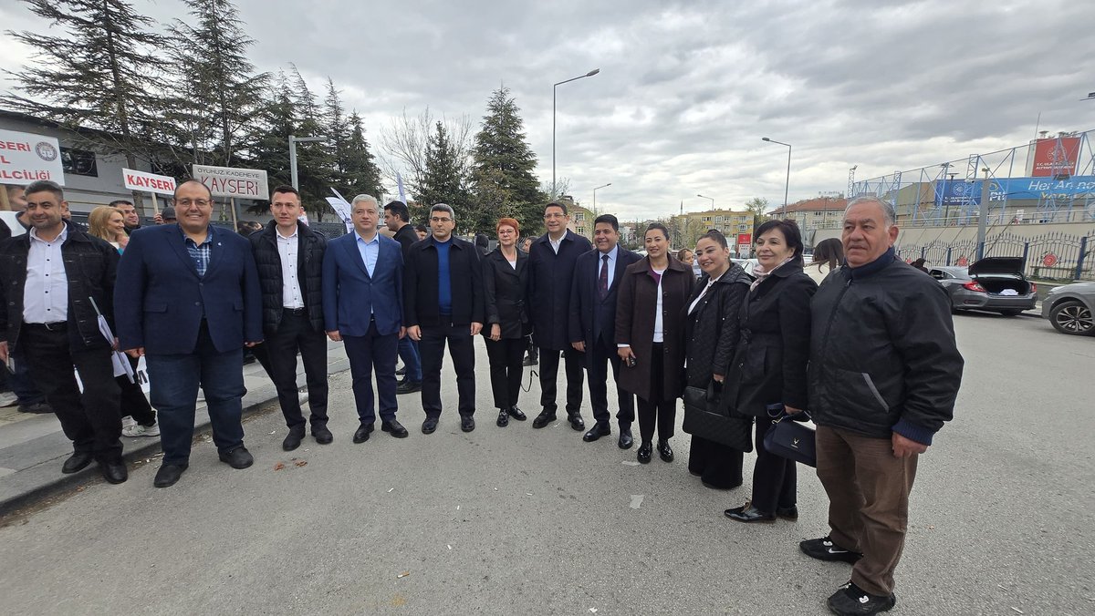 1 güne  17 sene bedel ödeme haksızlığına dur demek ve
Emeklilikte adaleti yeniden tesis etmek için EMADER derneğinin Türkiye'nin dört bir tarafından Çalışma ve Sosyal Güvenlik Bakanlığı önünde düzenlediği basın açıklamasına Ankara Milletvekilimiz <a href="/avidrissahin/">Av. İdris Şahin</a> ve DEVA Partisi