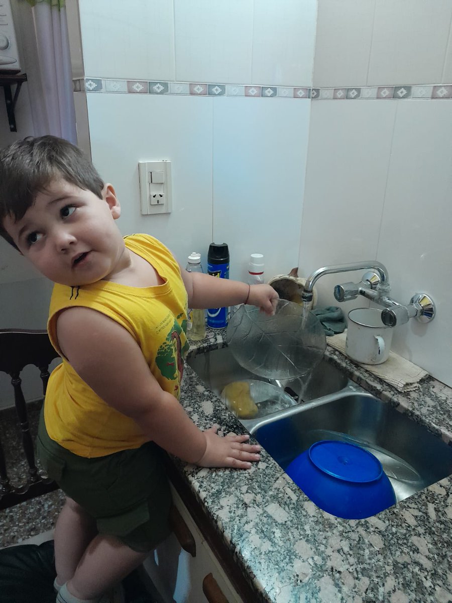 RussaWi's tweet photo. @Whotaobv Toma mi hijito lavando los platos contento https://t.co/RDKwr1amyC