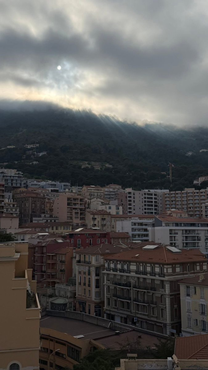 MeteoCotedAzur's tweet image. ☀️☁️ Magnifique ciel actuellement sur #Monaco ! Une épaisse couche de nuages bas recouvre le secteur, tandis que les percées du soleil créent une ambiance presque irréelle et projettent de superbes rayons lumineux. 🤩

📲 #CotedAzurFrance #Nice06 #AlpesMaritimes
