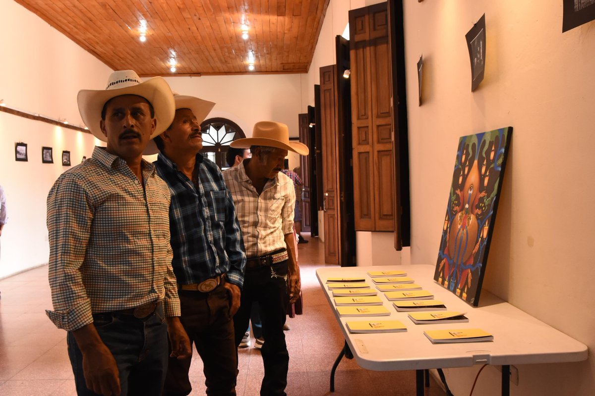 PrensaComunitar's tweet photo. ✊🏽✊🏽 Prensa Comunitaria y Colectivo Chiviricuarta presentan la revista Alboroto 

Con clínicas pedagógicas, una exposición fotográfica, un conversatorio y un concierto, se realizó la presentación de este esfuerzo que llevó años de investigación comunitaria y que validó el resultado con las y los protagonistas de las historias periodísticas.  

Lee más y comparte 📌 
📸 Lucero Sapalú
https://t.co/I068BSFGLe