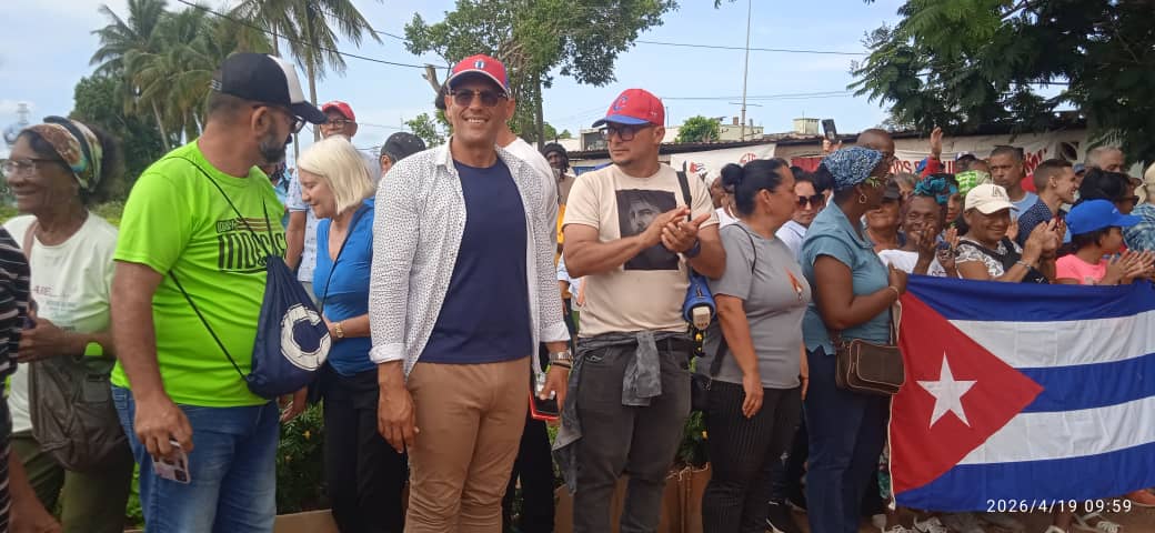 #PlazadelaRevolución presente hoy domingo #19deabril en el Trabajo Voluntario en Organopónico del Cerro con cerca de 300 placeños y 32 combatientes de Girón.
Es la hora de hacer por la Revolución. 
#PlazaEnElCorazón 
#GirónEsHoy 
#CubaEstáFirme