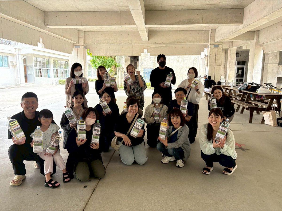 【保護者会で制作準備】

西原高校マーチングバンド 世界音楽コンクール出場のための物販用の制作物づくりと同時に、店舗さまに置かせて頂く募金箱づくりを行いました。趣意書と一緒に今後設置のお願いに伺います。お力添えいただけますと幸いです!!🙇‍♀

#西原高校マーチングバンド  #マーチング