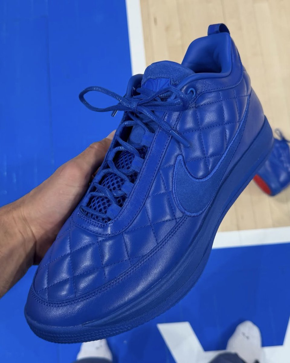 SoleRetriever's tweet image. FIRST LOOK: Devin Booker shares a “Just Don” Nike Book 2 PE 🤯

A tribute Don C’s Chanel bag-inspired Air Jordan 2 collab from 2015 🫡