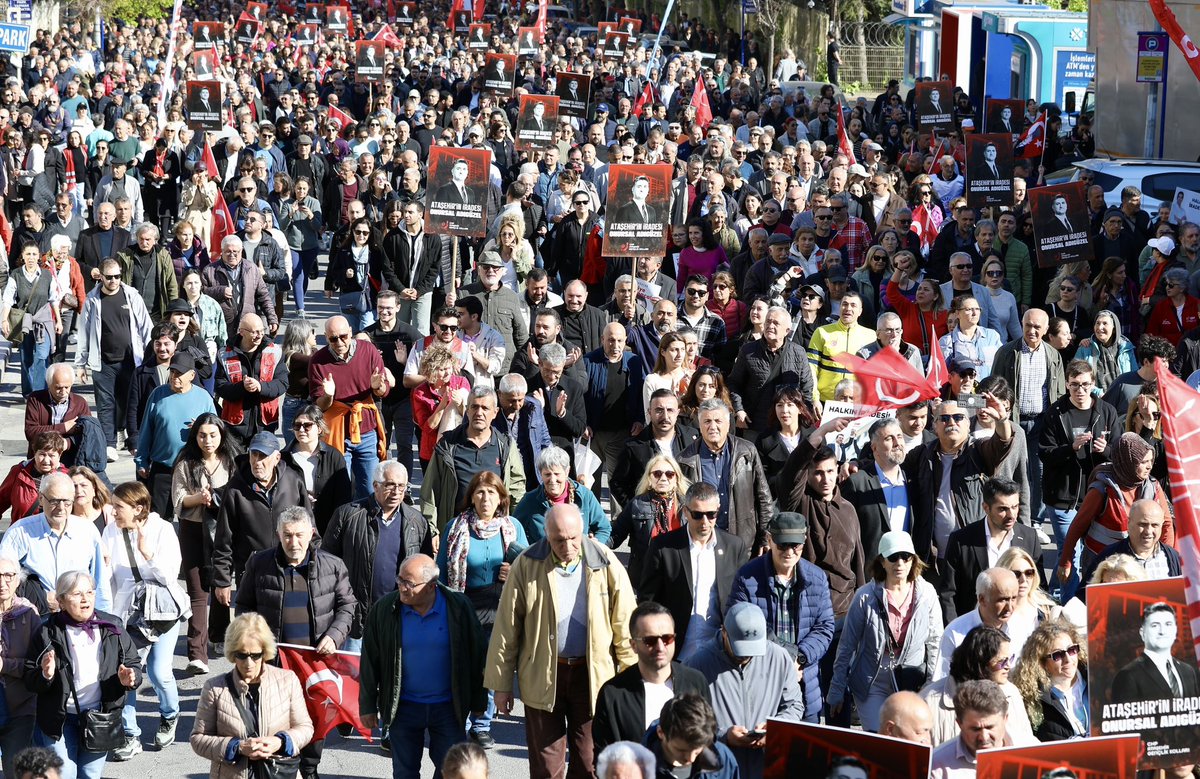 Hep bir ağızdan demokrasi için haykırıyoruz.

Umut burada, gençlik dimdik ayakta!

📍Ataşehir