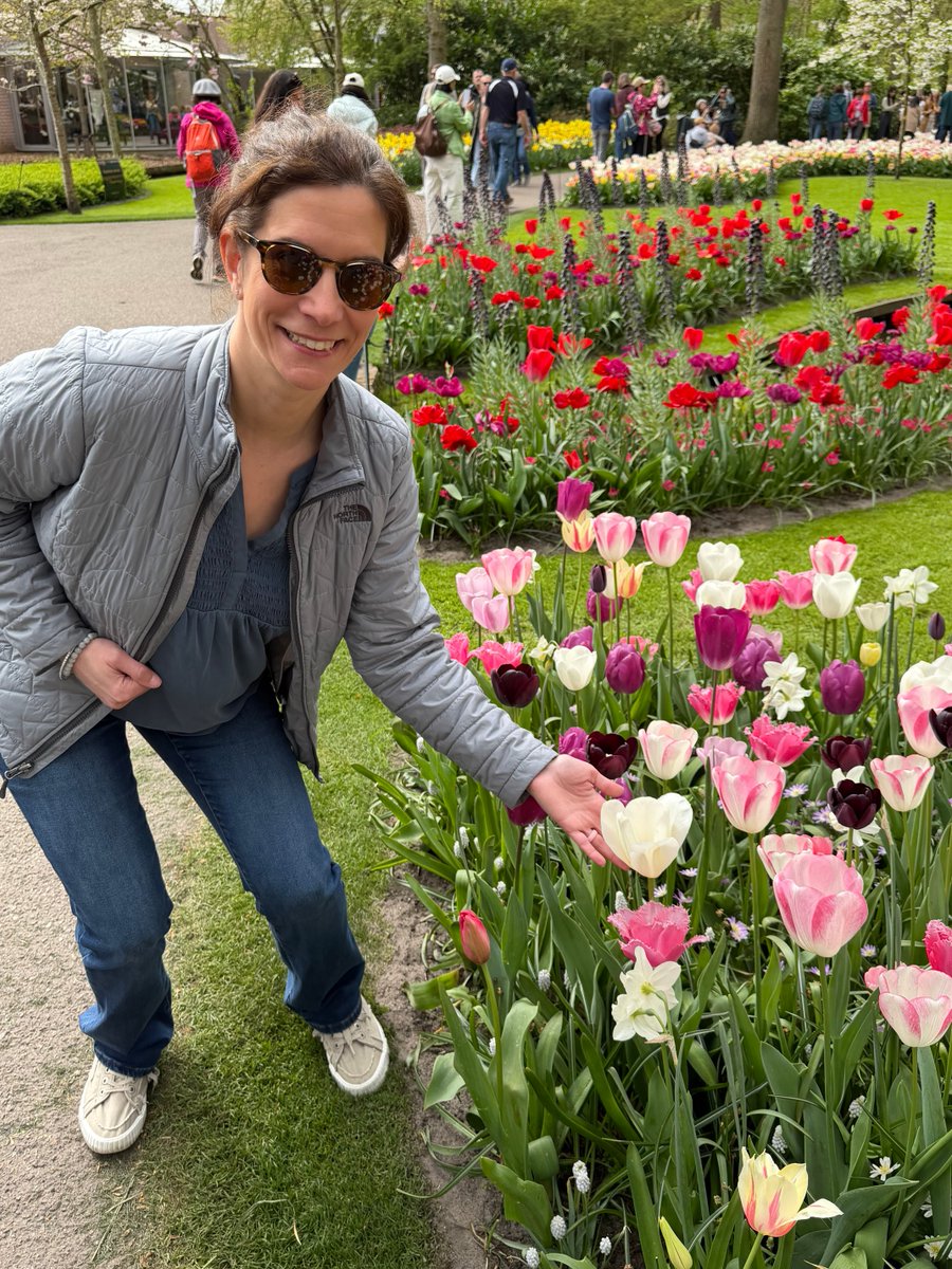 KarenCordaway's tweet image. The best tulips in Holland aren’t just a garden . . . they’re an entire landscape, with the Bollenstreek fields in full color and Keukenhof at the center of it all 🌷✨ More details to follow on the upcoming #podcast ep! #travel #tulips #flowers #garden