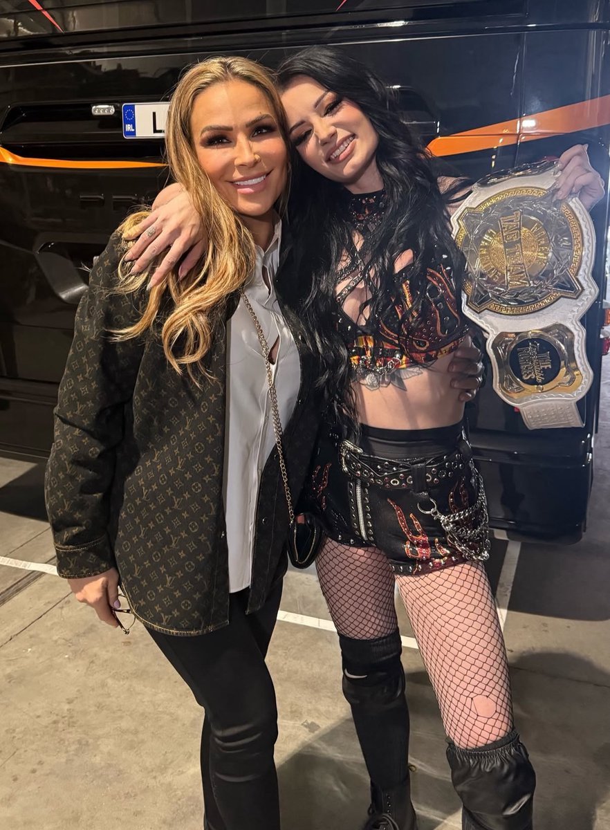 Nattie and Paige reunited at Wrestlemania 🙌