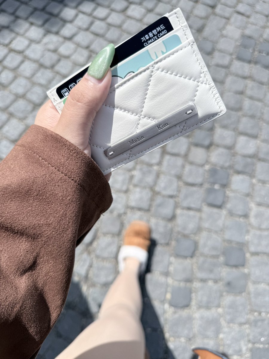 รับหิ้ว Martin kim นะคะ 🇰🇷✨

ใบในภาพสวยแกรมมากราคา 
✅  1390 บาทเท่านั้น ❗️

สนใจตัวไหนสอบถามได้ราคาถึกแน่นอนแม่ค้าหิ้วเองนำกลับเองค่า

#รับหิ้ว #รับหิ้วเกาหลี #รับหิ้วoliveyoung #ส่งต่อ #ตลาดนัดbts #ตลาดนัดบังทัน #พรีออเดอร์ #พรีเกาหลี #รับหิ้วmartinkim #martinkim