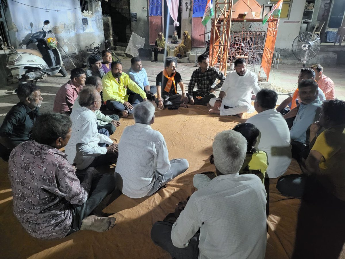 rajeshchudasma's tweet photo. સ્થાનિક સ્વરાજ્યની ચૂંટણી અંતર્ગત જૂનાગઢ તાલુકાના ચોકી ખાતે કાર્યકર્તાઓ તથા આગેવાનો સાથે મુલાકાત કરી સંવાદ કર્યો.
#કમળ_ખીલશે_વિકાસ_જીતશે https://t.co/ex68mLUxA3
