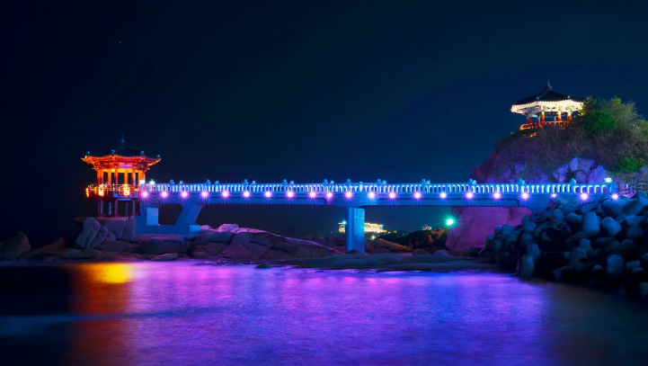 동해의 황금빛 시작, 영금정 일출 명소

강원도 속초시의 영금정은 동해를 대표하는 일출 명소예요. 
해가 떠오르는 순간 바다와 정자가 황금빛으로 물들며 
장관을 이루고, 새해에는 특히 많은 사람들이 찾습니다.

낮에는 푸른 바다와 하얀 등대가 어우러져 시원한 풍경을 
보여줘요. 이름은 파도가