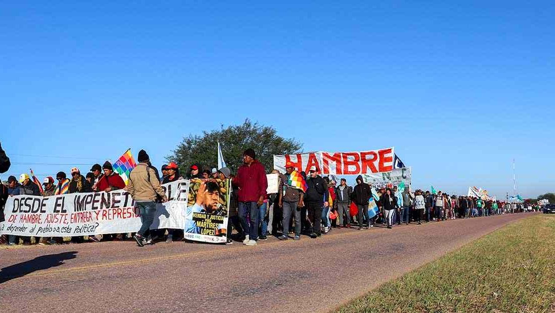 PCRargentina's tweet photo. Los pueblos originarios siguen en lucha. En 2022 lograron que el Estado reconociera su responsabilidad en la Masacre de Napalpi. Dos mil hermanos Wichi, Qom y criollos marcharon desde El Impenetrable durante dos días para exigir respuestas. Se movilizan junto a la clase obrera, las mujeres y los jubilados, porque saben que la lucha es común.