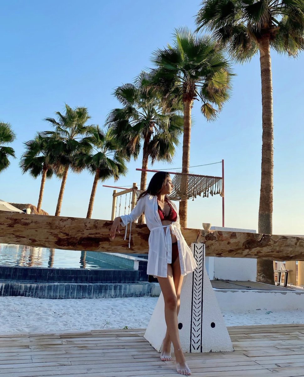 Cerocia's tweet image. Chasing the sun, with the gentle breeze and endless horizons. 🌴🌞 #BeachVibes #SummerDays #RelaxationMode