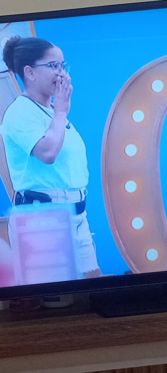 Por isso nenhuma patroa leva para almoçar 
Educação zero 
Todo mundo socializando e a bonita se exibindo 

#bbb26