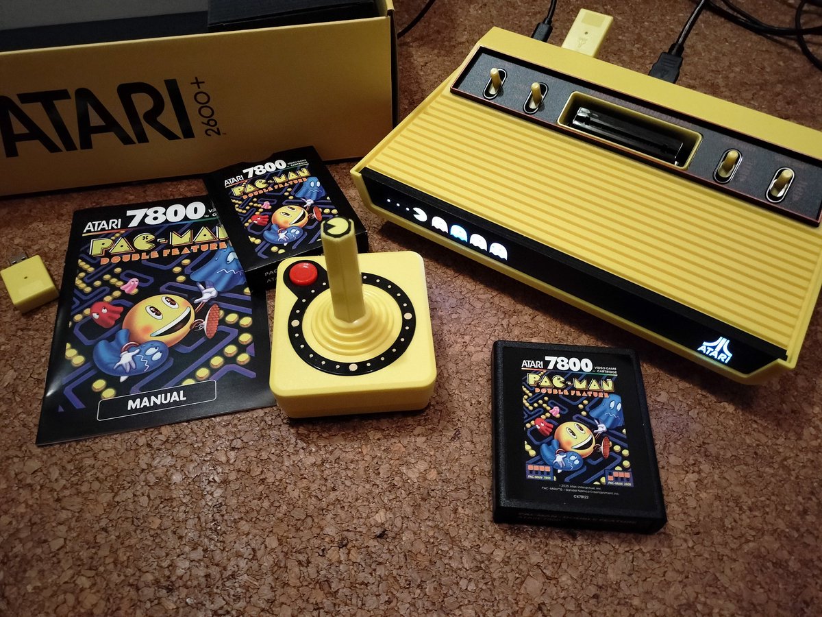 RuiReiChannel's tweet image. ATARI2600+パックマンエディションを購入！トータルデザインが良くて感動！しかもUSBドングルが付いているのでSteamのパックマンもワイヤレスジョイスティックでプレイ出来て最高！🍒🍓🍊🍎🍈
 #ATARI  #PACMAN