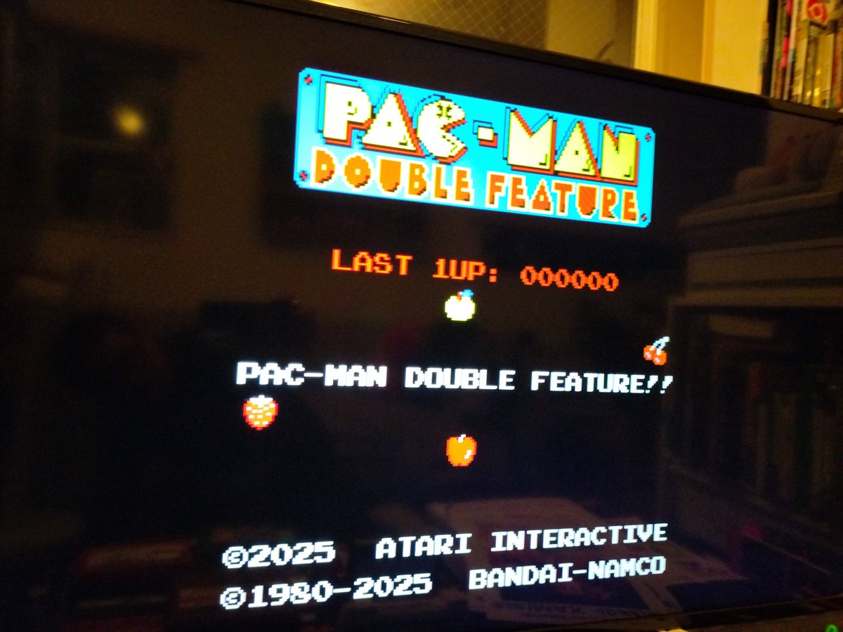 RuiReiChannel's tweet image. ATARI2600+パックマンエディションを購入！トータルデザインが良くて感動！しかもUSBドングルが付いているのでSteamのパックマンもワイヤレスジョイスティックでプレイ出来て最高！🍒🍓🍊🍎🍈
 #ATARI  #PACMAN