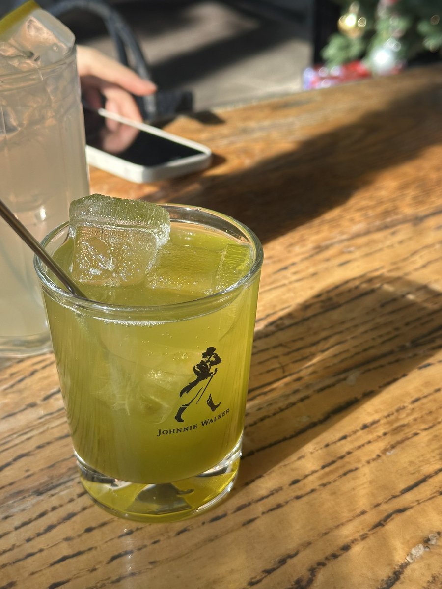 Optimisticeee's tweet photo. Sunshine and ice are like early summer mail. This Green Mood" is filled with refreshing freedom. https://t.co/hTQXGjDXIU
