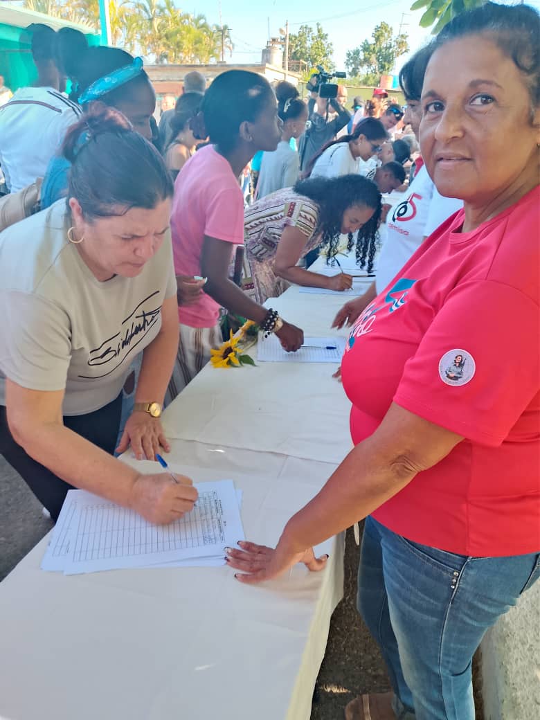TeresaBoue's tweet photo. #MiFirmaPorLaPatria
#MujeresEnRevolución https://t.co/kDF5hgnoHq