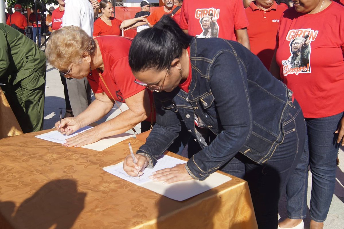 TeresaBoue's tweet photo. #MiFirmaPorLaPatria
#MujeresEnRevolución https://t.co/kDF5hgnoHq