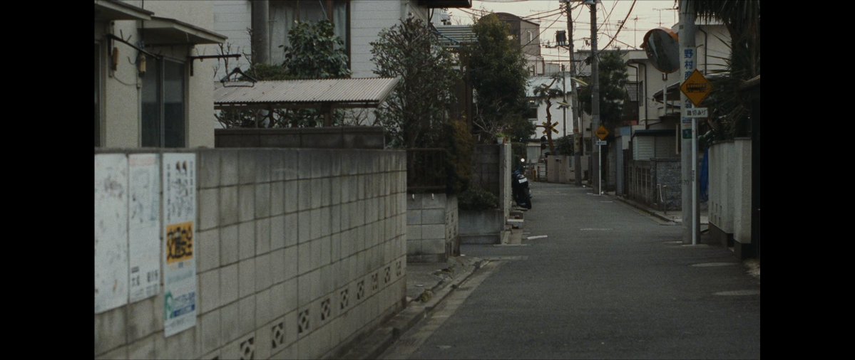 lerdog's tweet image. Sempre que eu vejo ruas japonesas em filmes eu imediatamente penso em Raccoon City, a Raccoon de Resident Evil 3 é 1000% uma cidade japonesa em todos os aspectos (o que faz sentido, é a referência de quem fez o jogo) #Cure
