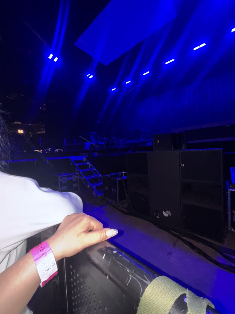 mel on tour tweet media