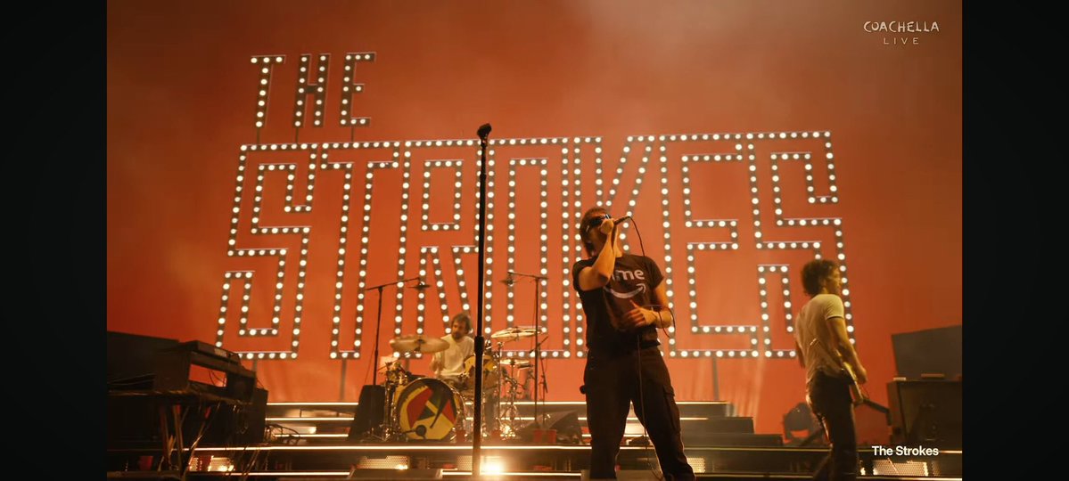 #TheStrokes los eternamente señalados de ser indiferentes,creídos y unos nepo babies anoche en su show en #Coachella le dieron para siempre una vuelta a su historia haciendo una de las presentaciones con más carga política del festival.