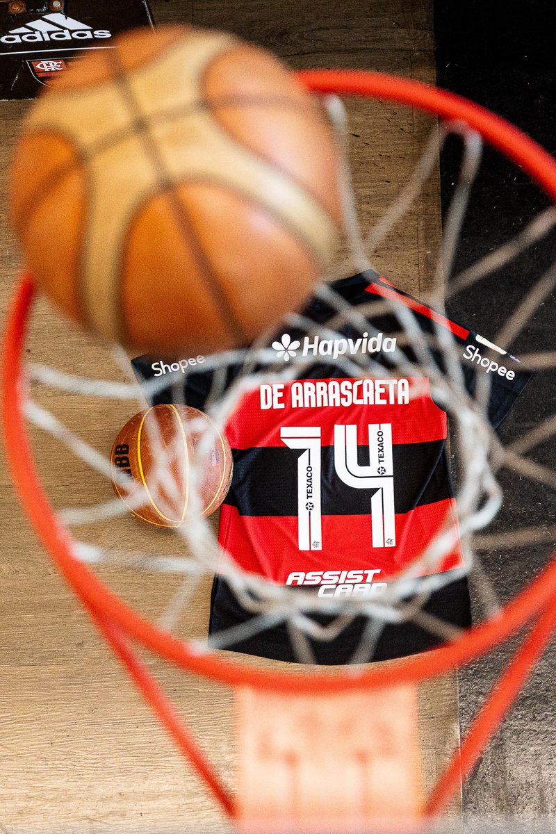 Flamengo's tweet image. O Clube de Regatas do Flamengo aposentou oficialmente a camisa 14 do basquete em homenagem ao eterno Oscar Schmidt, maior nome da história do basquete brasileiro. Como parte das homenagens, Giorgian de Arrascaeta vestirá a 14 neste domingo, diante do Bahia, no Maracanã.

O legado