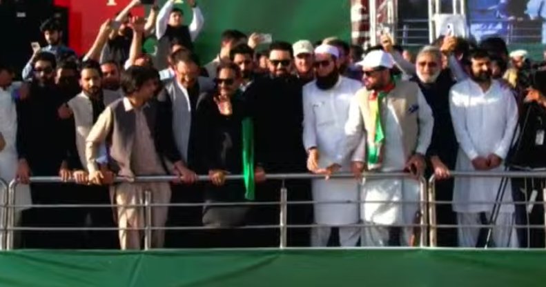 جلسہ بھی ہوگیا
پنڈال پھاڑ جلسہ تھا

خان کے لیے لوگ آج بھی نکلتے ہیں، وہ بے حد مقبول ہے۔

خان کی مقبولیت پر بھلا کسی کو کوئی شک تھا؟

مسئلہ کم یا زیادہ مقبولیت کا نہیں، بلکہ خان کی رہائی کے لیے بہتر لائحہ عمل کا ہے،
اور جلسے کے بعد بھی رہائی کے لیے  لائحہ عمل کسی کے پاس نہیں🤷🏻‍♀️