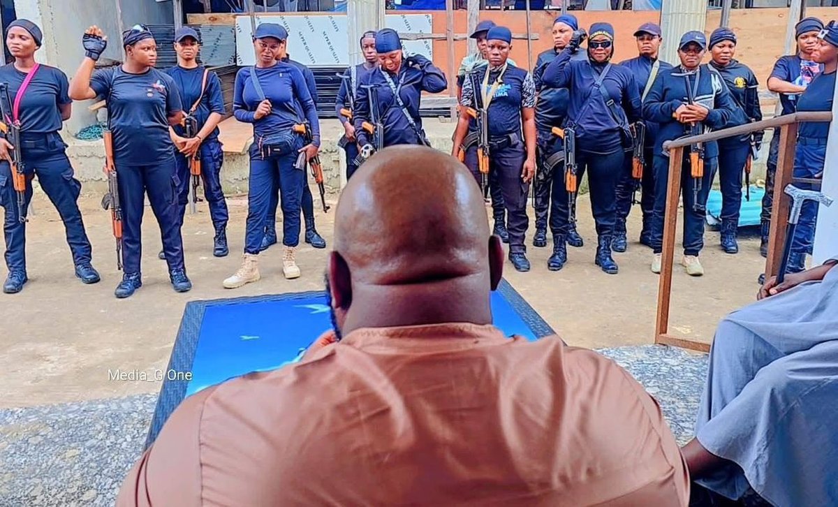 FinPlanKaluAja1's tweet photo. Armed private militia, openly displaying AK47s. Same AK47s we see the security agencies boost, they have “recovered” from other parts of the nation 

Why is this allowed? 

Why can't others arm themselves, too? https://t.co/yquXTZBWy2