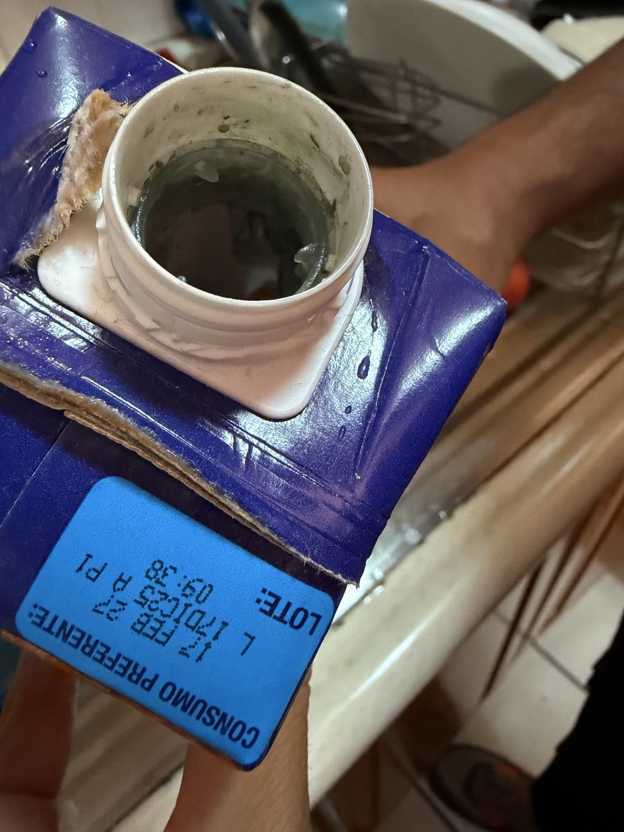 nanlizz's tweet photo. Hoy al abrir un juego nuevo de @OficialJumex me encontré con esto 🤢🤮 El jugo tiene fecha de caducidad de feb 2027. Al percatarnos q estaba sucio tiramos el líquido y la sorpresa fue q una capa no dejaba q se tirara, cortamos la caja para ver que era y 🤮 @Profeco https://t.co/Ylk8Gc1pEW