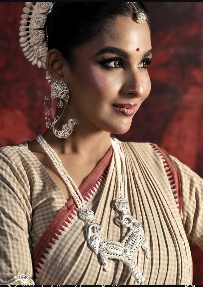 Velvet_gulab's tweet photo. Odissi aesthetic ❤️

Cr. aditilove , gahanejwellery https://t.co/ej72PHSHwO