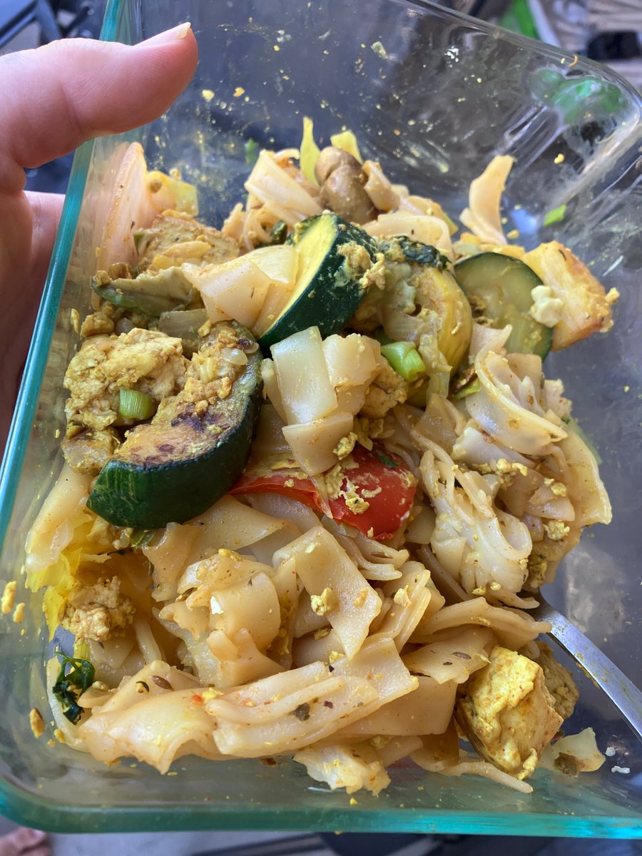 VeganReignmaker's tweet image. When breakfast is everything you’ve been craving, and now it’s lunchtime, but you don’t care! 😋

#plantbased 

Vietnamese wide curry flat rice noodles w/ sauteed vegetable kabob skewers &amp;amp; sauteed tofu:

(lots of fresh minced garlic, white onion, red onion, green cabbage 🥬,