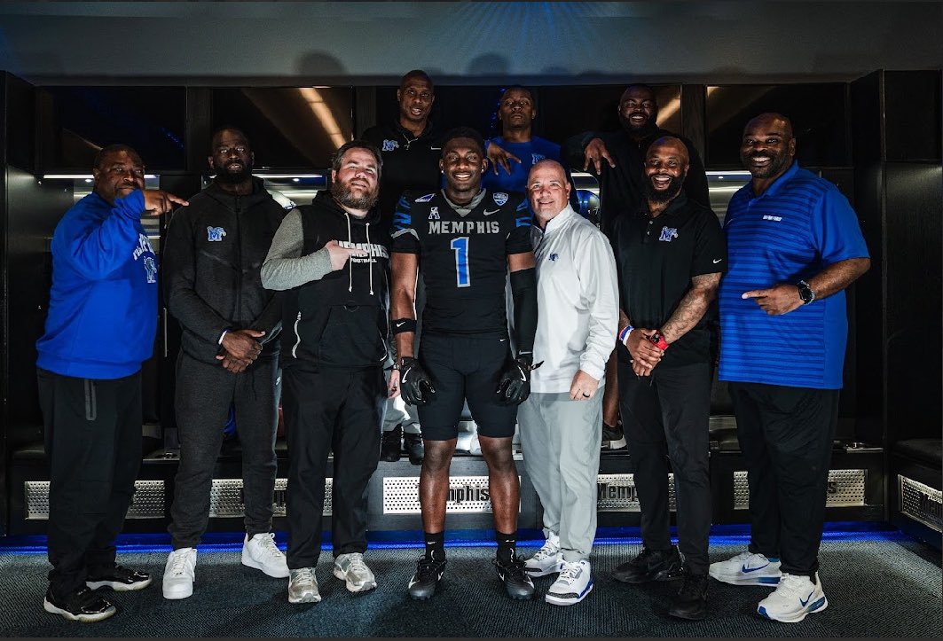 JahkeeviGarnett's tweet photo. Had an amazing visit at The University of Memphis. Thank you all for having me out there and showing much love. 💙
901 wassup? https://t.co/Uu2Yd4Jm4D