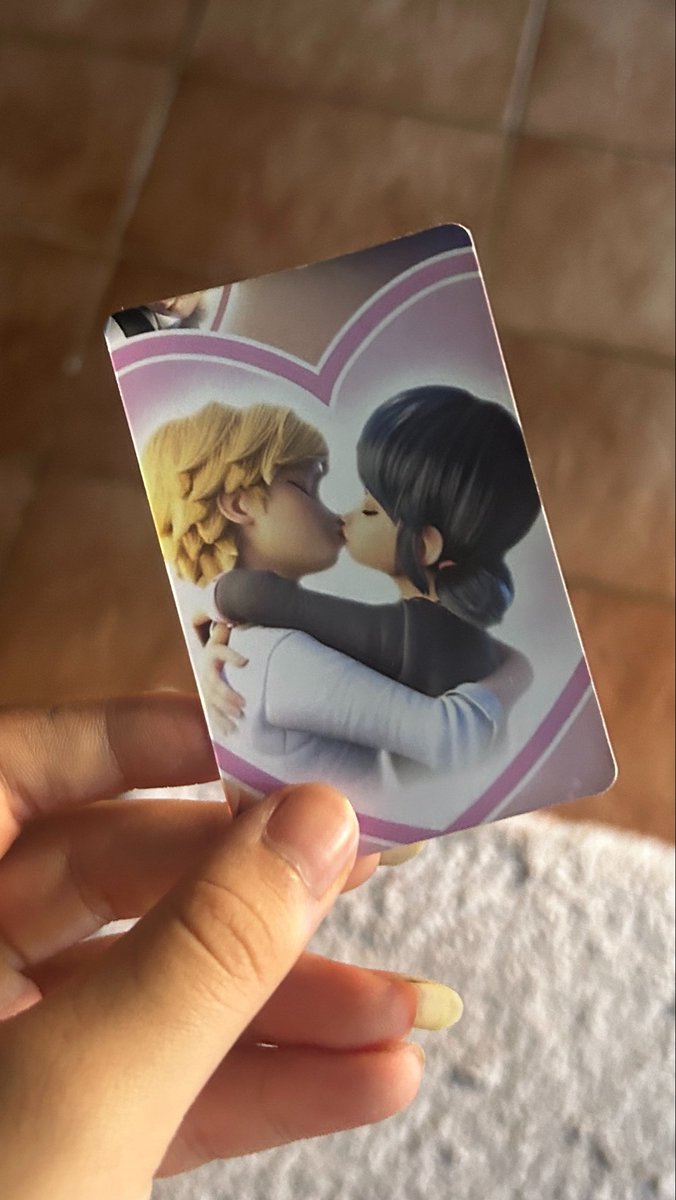 e dai que vcs tem tomodachi life eu tenho um photocard da marinette com um pocky e um dos adrinette dando beijinho
