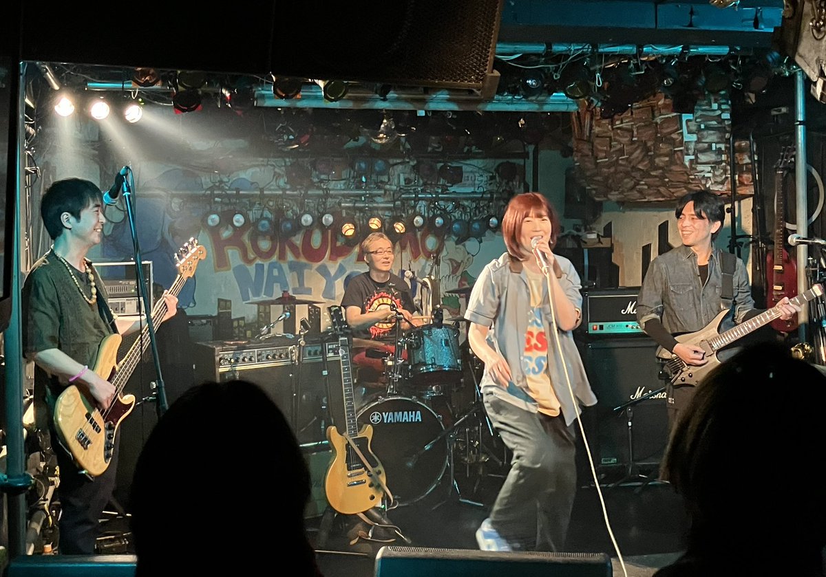 YD125S's tweet photo. 2/8ろくでもない夜。メグリは元気なポップパンクの感じで、平均アラフォーぐらい？ 無理にカッコつけず、それでもノリよい演奏で歌も明快。何よりギタボ女子の爽やかなキャラクターがいい。自然体で生活と音楽を実践してってることが伝わってくる。 https://t.co/kRHrA9xwY6