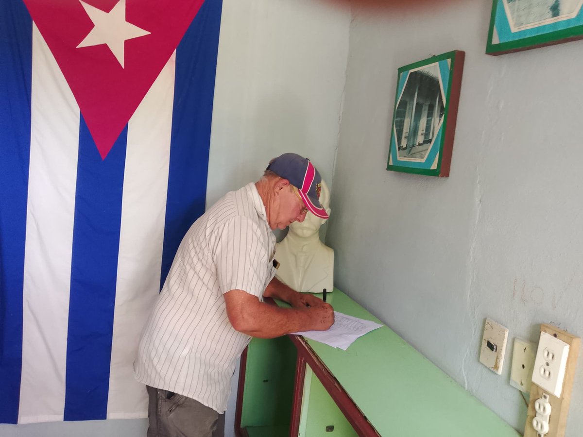 Invasorpress's tweet photo. ✒️🇨🇺inició este 19 abril el movimiento popular denominado Mi firma por la Patria.
📷 Municipio Majagua

#CiegodeAvila #NoAlBloqueo #NoALaGuerra #paz 🕊️
@rocdecubano @JHGcasanova @CAvilaRadio10 @filiclary @mariposa https://t.co/8kGMZ4IYuu