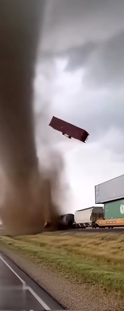 Noonejimenez's tweet image. #tornado #train