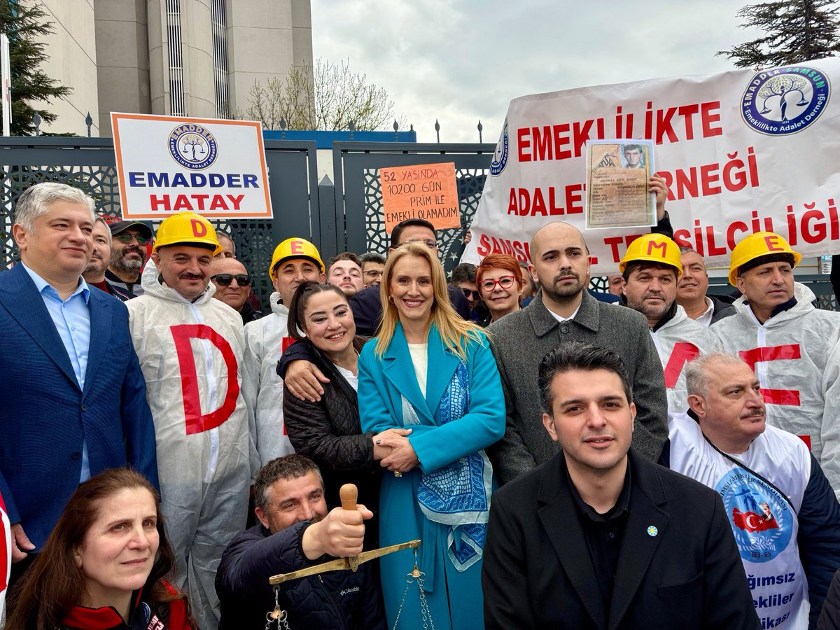 Kademeli emekllik için mücadele veren ve demokrasi tarihi yazan emekçi kardeşlerimizle Çalışma ve Sosyal Güvenlik Bakanlığı önünde gerçekleştirilen basın açıklamasına katıldık.
Aynı yaşta ve aynı prim gününe sahip olmakla birlikte, yalnızca bir gün farkla 17–20 yıl daha geç