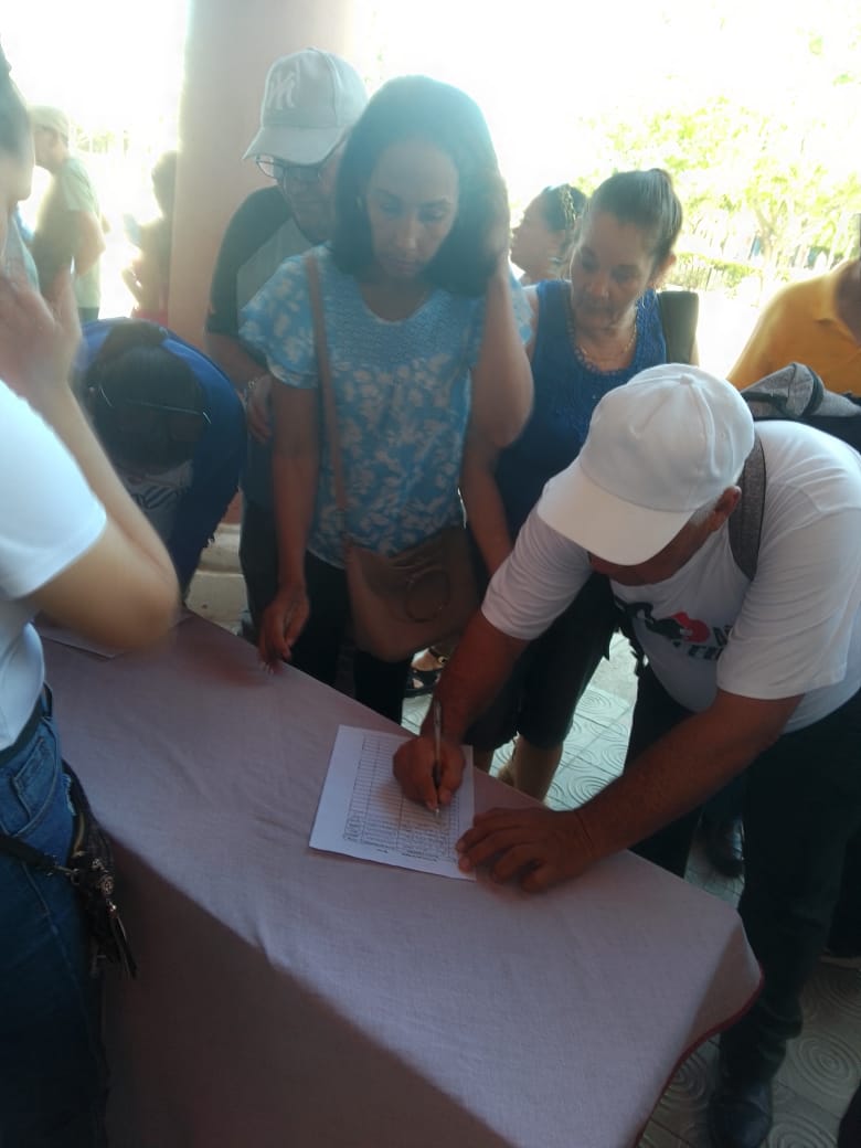 Los trabajadores del Sector del Comercio nos concentramos en el parque Calixto García para participar  en el acto por el 65 aniversario de la declaración del carácter socialista de la Revolución.
  porque para los cubanos #GirónEsHoy y siempre.🇨🇺 

#LaPatriaSeDefiende