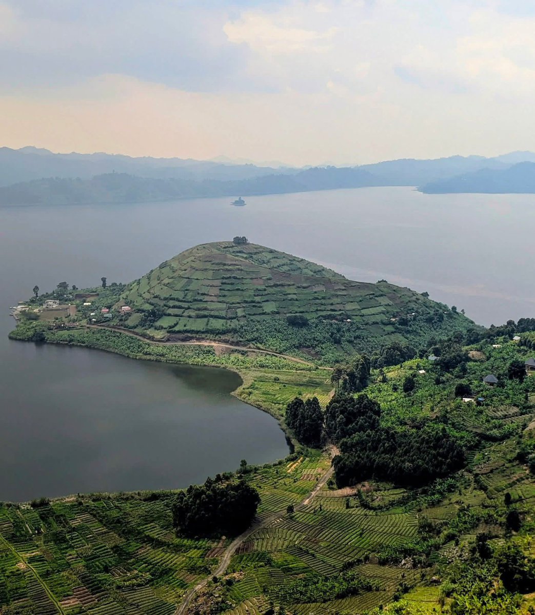 unveiluganda's tweet photo. Lake Mutanda, Kisoro District, Uganda♥️🇺🇬

#ExploreUganda #ILoveUganda #visituganda https://t.co/4HK5f94IuQ