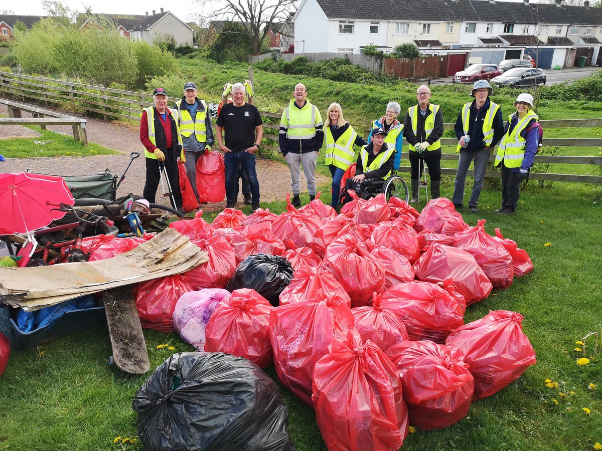 StMellonsClean's tweet image. A beautiful morning in Trowbridge. Members of the community worked together to clean up where we live. Thank you to all 14 volunteers for their efforts, we filled 50 bags with litter and rubbish. #LoveWhereYouLive #cleanup 
St Mellons Cardiff