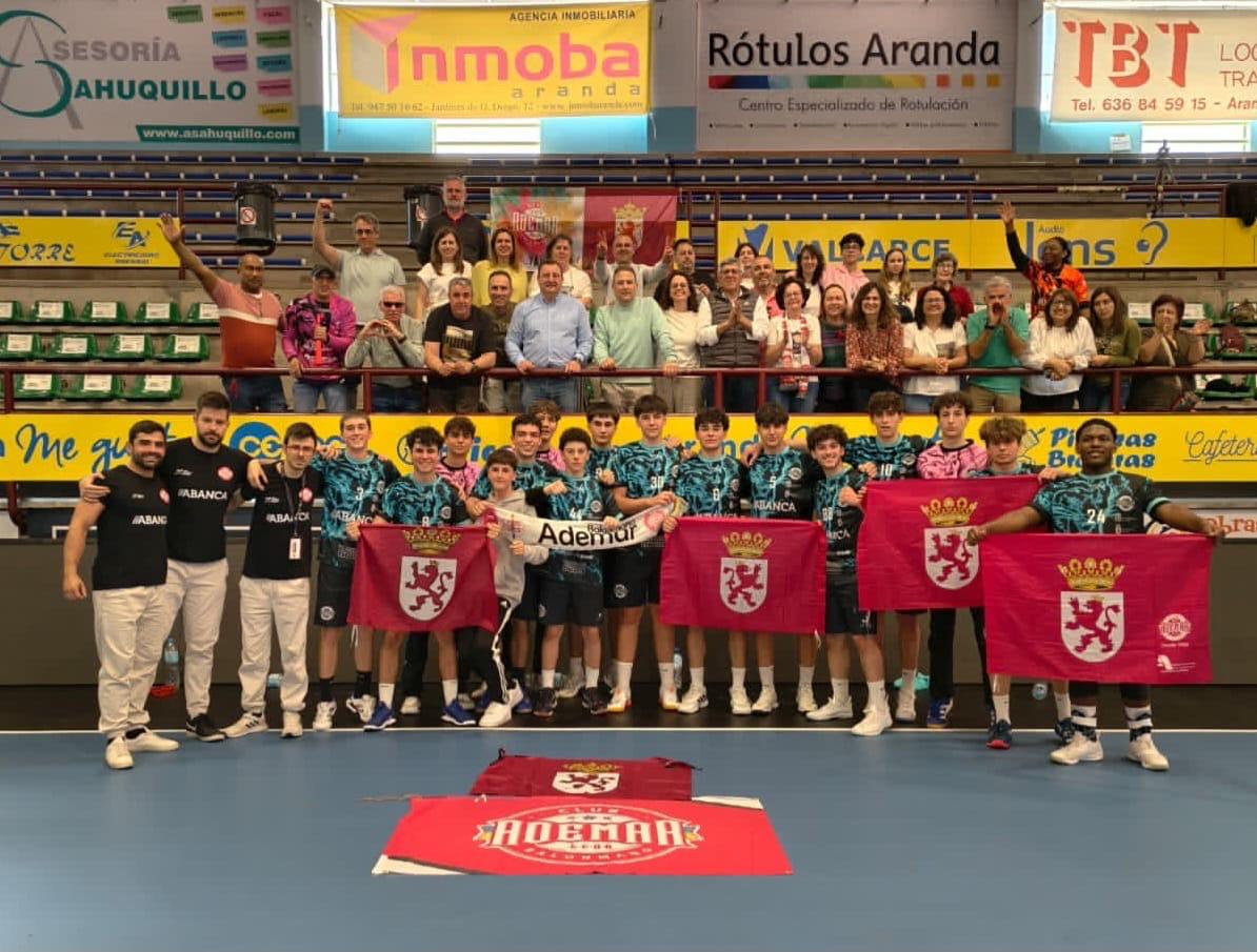 ADEMARLEON's tweet photo. 📸 ¡Nos ha llegado otra imagen del equipo juvenil del Ademar!
📌 Han tenido un recorrido de aplaudir a lo largo de este fin de semana, INVICTOS!

#balonmano #balonmanobase #ademaraluchar #leónespaña https://t.co/yVxRNaUAkg