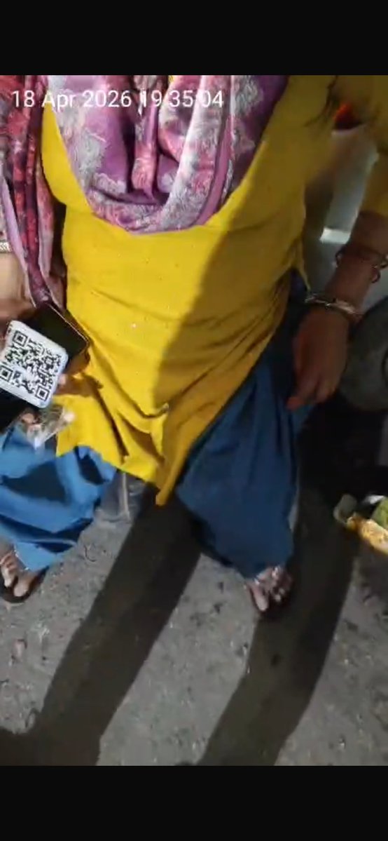 थाना न्यू अशोक नगर इलाके के B ब्लॉक मे महिला द्वारा बेचा जा रहा था. Pg मे रहने बाले स्टूडेंट को अवैध नशा गांजा. पूर्वी दिल्ली की DCP साहब की जानकारी मे आते ही DCP साहब द्वारा की गई तत्काल प्रभाव से करेवाई कर महिला को मौके से हिरासत मे लिया. जानकारी के मुताबिक ये महिला बिट