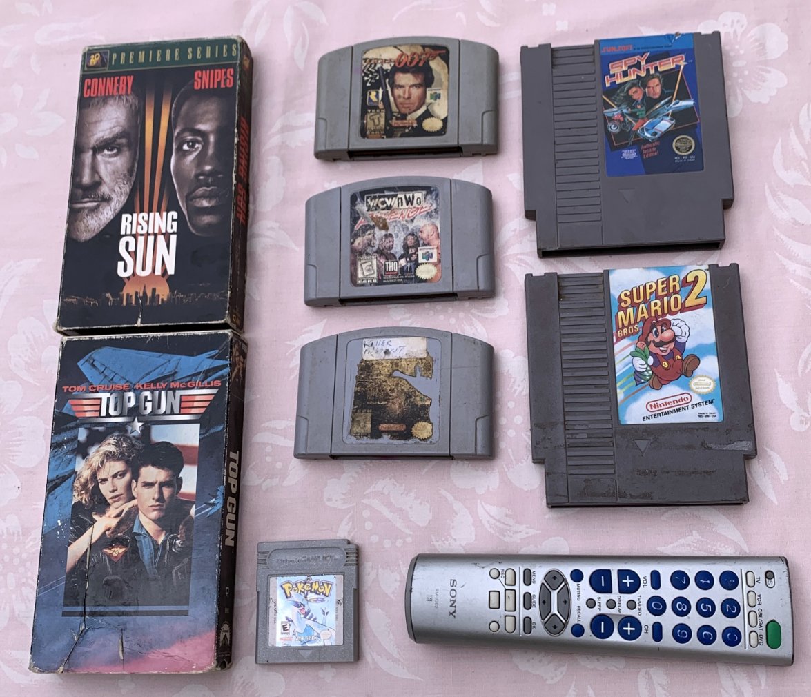KafeiLoera's tweet photo. Consolas y videojuegos mugrosos encontrados en un tianguis de segunda mano... #RetroGaming #RetroGameFest #Sega #Panasonic #Nintendo #VHS #3DO #Pokemon https://t.co/6iLmQJ9v8x