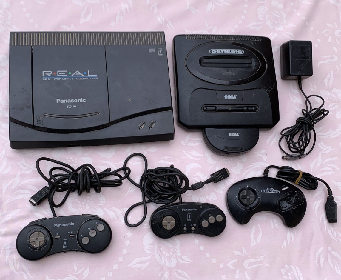 KafeiLoera's tweet photo. Consolas y videojuegos mugrosos encontrados en un tianguis de segunda mano... #RetroGaming #RetroGameFest #Sega #Panasonic #Nintendo #VHS #3DO #Pokemon https://t.co/6iLmQJ9v8x