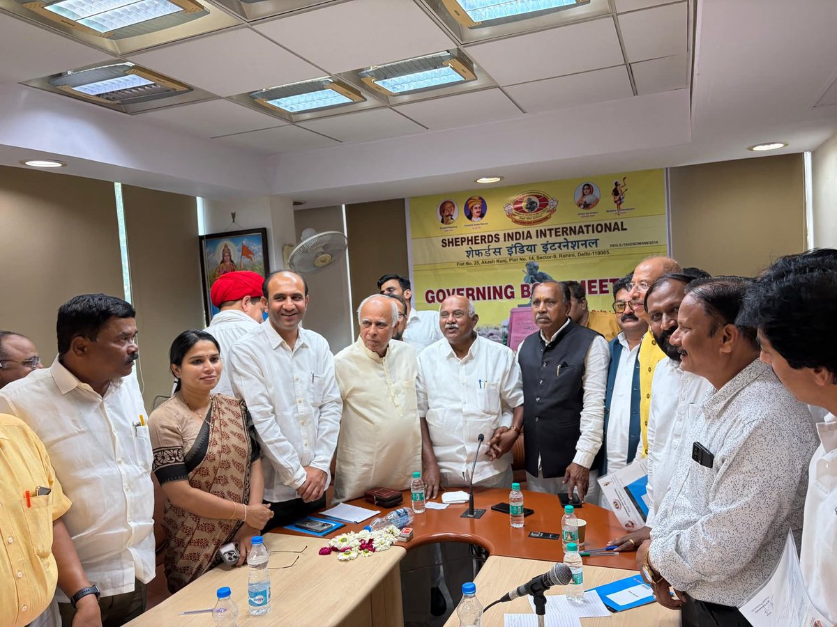 poojaplofficial's tweet image. नई दिल्ली में Shepherds India International की अहम बैठक में सहभागिता।
‘Governing Body Member’ के रूप में यह जिम्मेदारी मेरे लिए गर्व और संकल्प दोनों है।

नारी शक्ति ही बदलाव की असली ऊर्जा है।
जनसेवा, विकास और सशक्तिकरण — यही मेरा लक्ष्य।

#NariShakti #Leadership #SocialWork