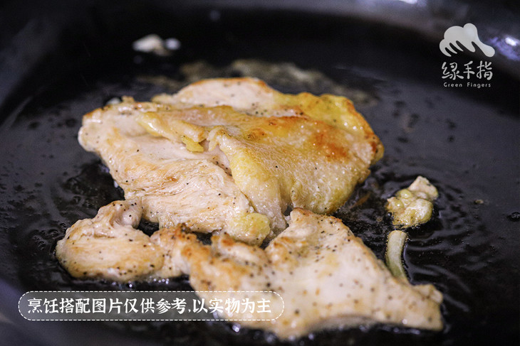 virusak04's tweet image. "300-calorie post-workout fuel! Grilled chicken + quinoa + roasted veggies (zucchini, bell pepper) + a drizzle of olive oil. Protein to repair, fiber to keep you full—no junk, just good energy!  #FatLossMeal #CleanEating"