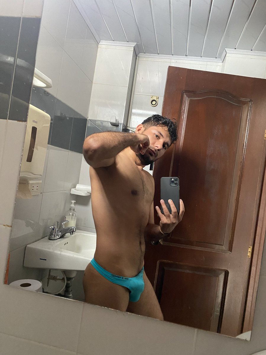 L30p's tweet photo. Arrodíllese y sáqueme el chimbo por un lado y se toma la leche. Quieres? 😏🔥 #Hot https://t.co/57VCxqsa5V