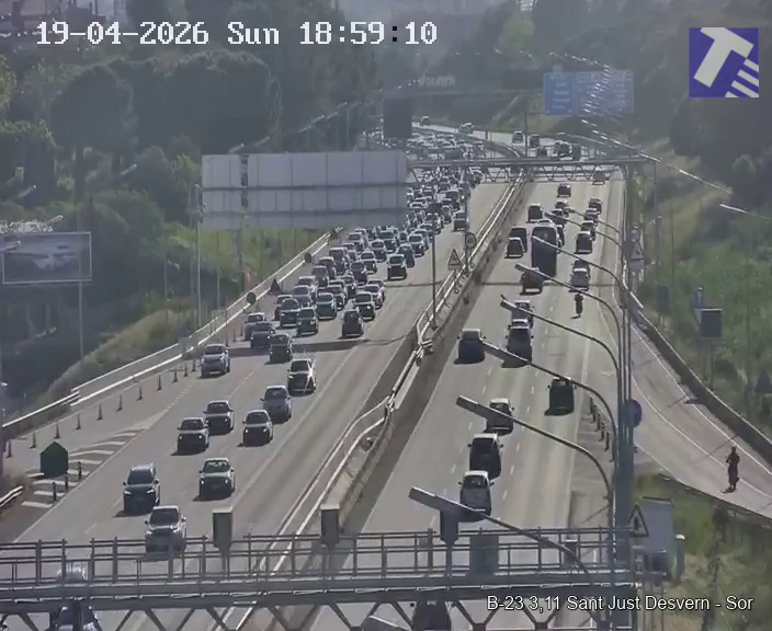 transit's tweet image. 🔴 Aturades a la B-23 entre Sant Feliu de Llobregat i Sant Just Desvern en sentit Barcelona a causa d'un #accident que talla un carril