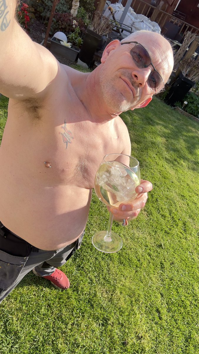 ShaunAshmore2's tweet image. Another lovely day in the garden weed killing and sorting the pond out 🤢 time for a small wine before tea 🍷 #livingthedream #happyplace #pottering #gardenhappy #gardening #gardensoftwitter #gardenlife