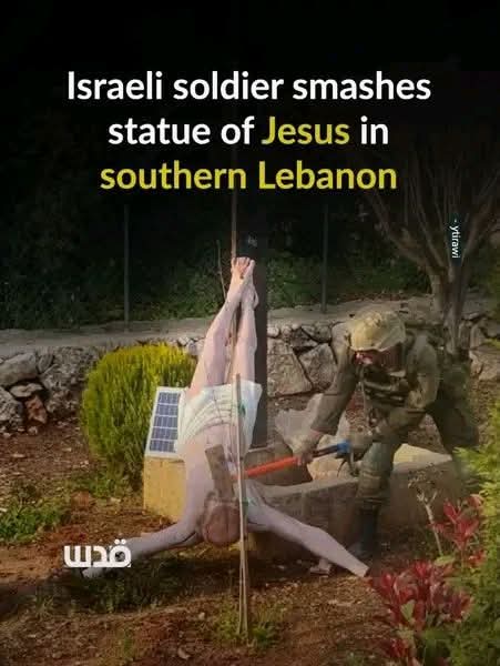 Soldato israeliano distrugge statua di Gesù.
Criminali Sionisti 😡😡😡😡