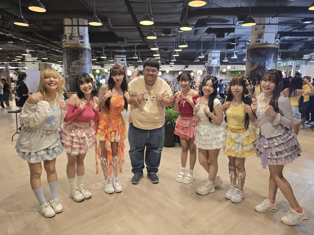 littlepai's tweet image. #ViNX
#Vacation
แสงดวงตะวันยังพ่ายแพ้ให้รอยยิ้ม
ที่เป็นประกายแม้ในค่ำคืนเดียวดาย
ยังได้อีก ยังได้อีก ให้รักเราได้เป็นสวนดอกไม้ที่กำลัง บานช้าช้า
รักเบิกบาน